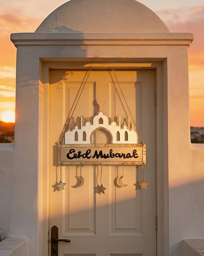 زينة جدارية خشبية معلقة على شكل مسجد بمناسبة رمضان وعيد الفطر، بتصميم عربي أنيق مزين بزخارف القمر والنجوم، مثالية لتزيين غرفة المعيشة أو المدخل أو المنزل في رمضان أو العيد. - Image 1